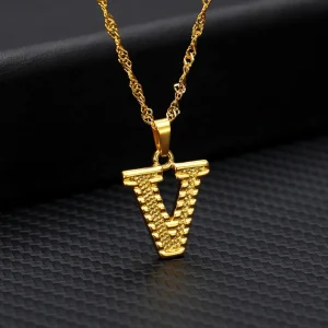 1 collar con dije de letra