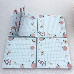 1 pieza de nota adhesiva aleatoria con gráficos de dibujos animados al azar