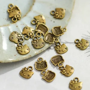 100 piezas de colgantes en forma de gatos