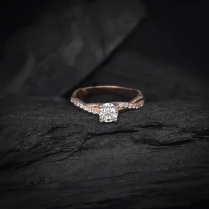 Anillo de compromiso con diamante de imitacion