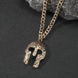 Collar con colgante de casco espartano
