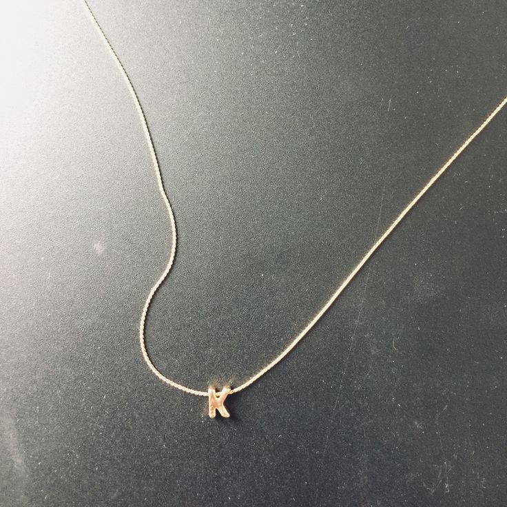 Collar con inicial de K