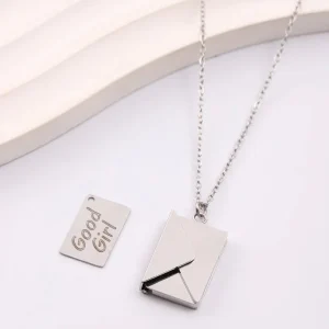 Collar con sobre y carta de amor grabada en ambos lados
