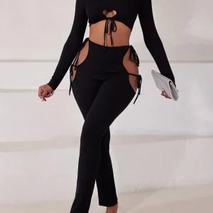 Conjunto de top corto con cuello simulado y pantalones laterales con nudo