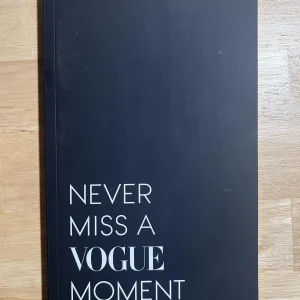 Cuaderno de notas con lineas de Vogue: Never Miss A Vogue Moment