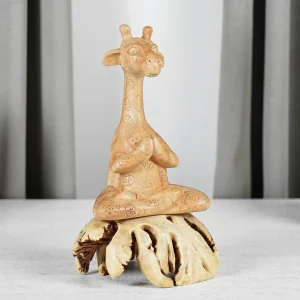 Escultura de jirafa meditando en madera, postura de yoga