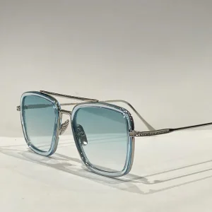 Gafas de sol cuadradas de lentes tintadas.