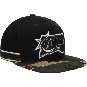 Gorra snapback recta de camuflaje Mitchell & Ness de los Philadelphia 76ers