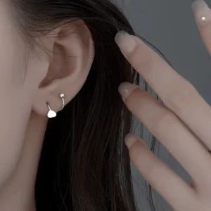 Shein 2 piezas de pendientes pequeños con forma de serpiente y espiral con forma de corazón