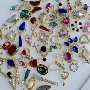 Shein 50 piezas de decoraciones de aleación para uñas de estilos y colores variados