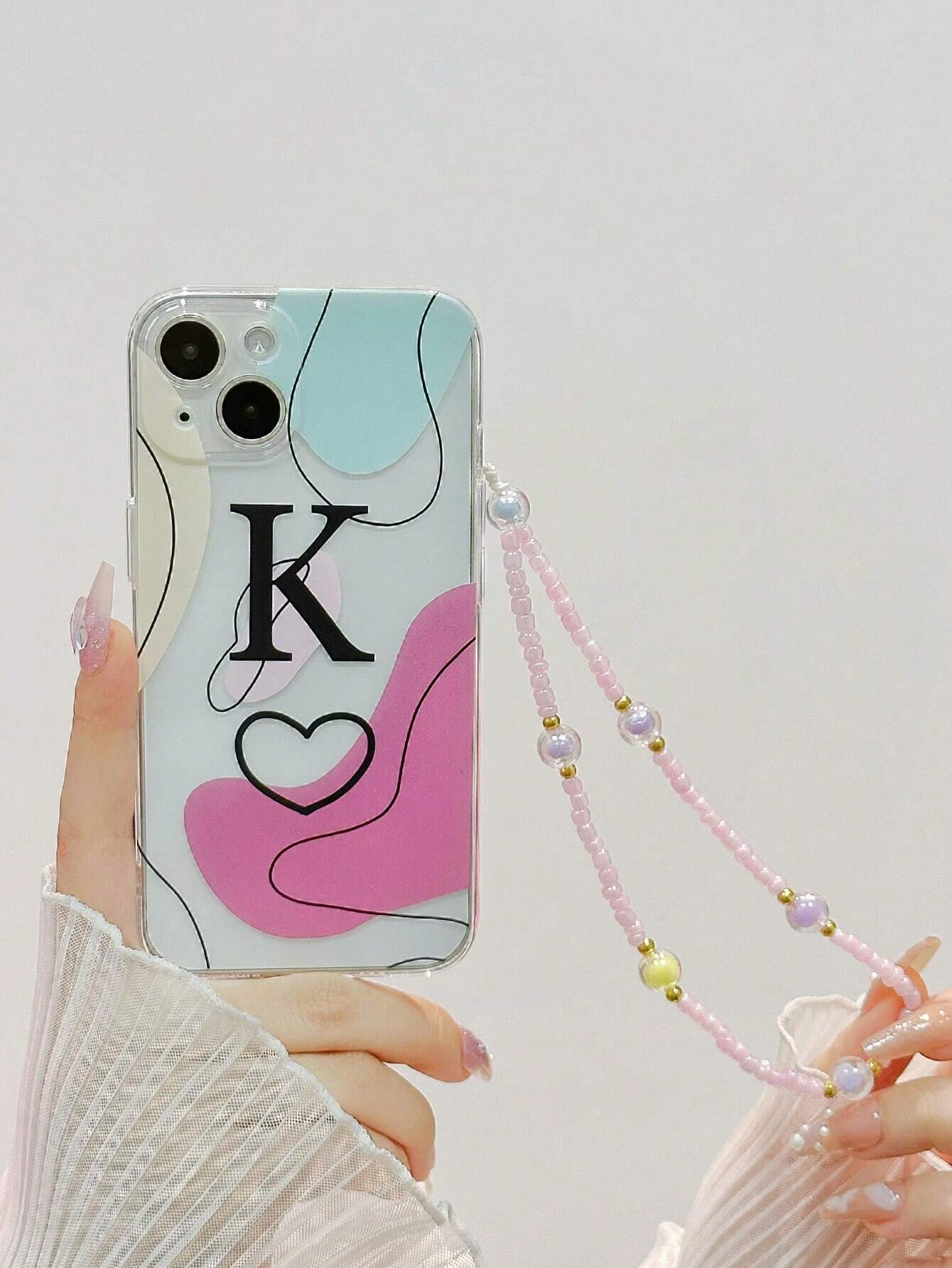 Shein Funda de telefono con pulsera, diseño de arte abtracto colores aleatorios con letra A
