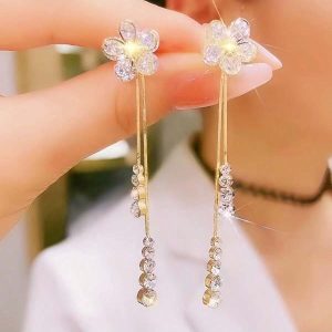 Shein Pendientes largos elegantes con diseño único de flores